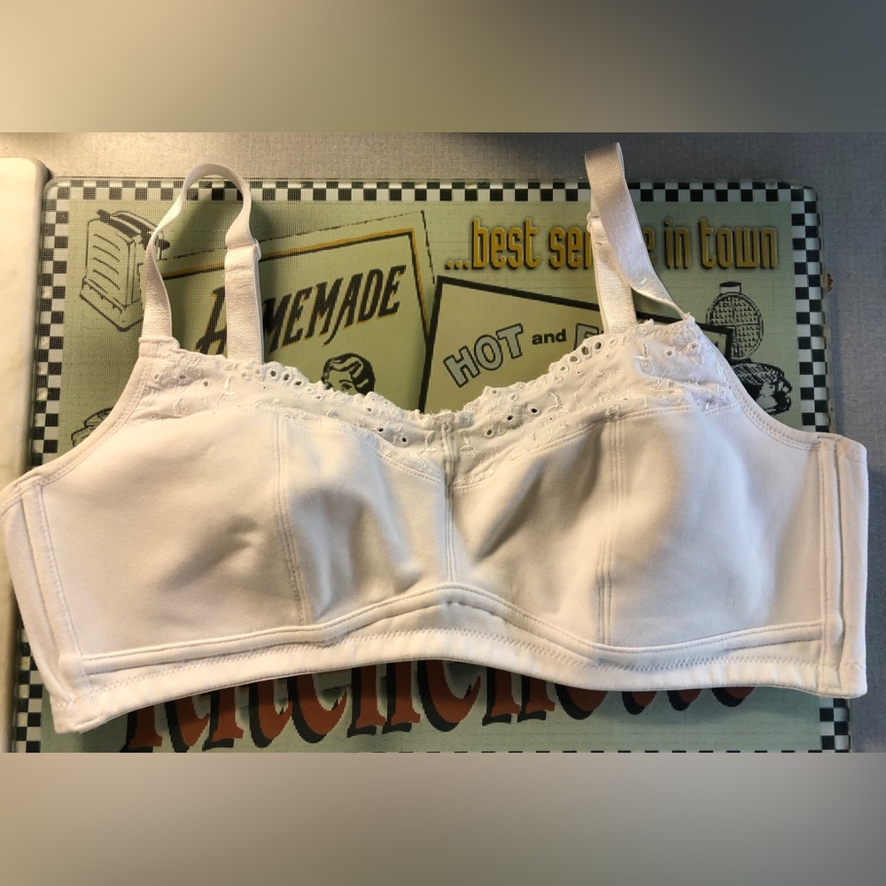 White Lace Trim Wireless Bralette -
Cotton
Déesse
Size 40D
EUC